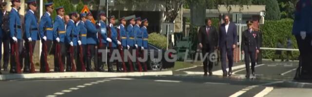VUČIĆ U KASARNI NA BANJICI! Predsednik prisustvuje svečanosti povodom promocije najmlađih oficira Vojske Srbije (VIDEO)