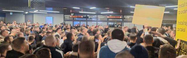 Prepun aerodrom – „grobari“ pevaju i čekaju Željka (VIDEO)