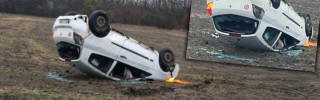 Sleteo s puta i završio u njivi: Saobraćajna nezgoda kod Mladenovca (FOTO)