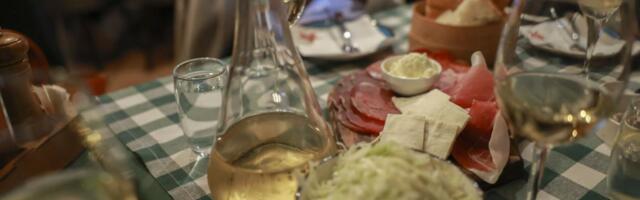 NE ZNA SE ZBOG ČEGA SU SE POSVAĐALI, ALI GODINAMA NISU GOVORILI: A onda je dovitljivom poštaru sinula ideja i ovako je pomirio gazde Tiosava i Milovana