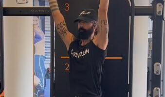 NAŠ PEVAČ SA BRADOM OBUKAO ŽENSKI BODI, ŠTIKLE, PA SLIKAO SVOJU POZADINU! Fotka je objavljena javno