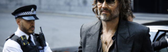 Расел Бренд оптужен за силовање и сексуални напад