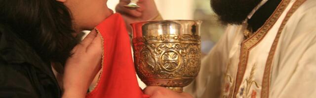 Ako OVO URADITE pred pričešće, bolje da NISTE NI UŠLI U CRKVU! Svaki vernik mora da zna - JEDINO JE OVAKO ISPRAVNO!