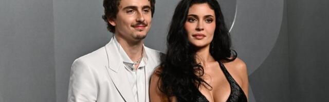 Kajli Džener u haljini zavodljivoj do bola: Timoti nije skidao pogled sa nje - obline u prvom planu (FOTO)