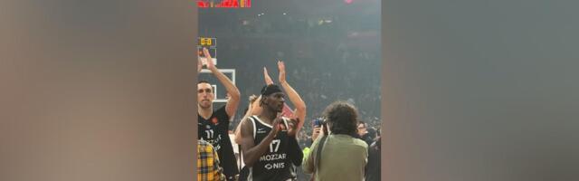 Igrači Partizana proslavili pobedu sa svojim navijačima, a potom i sportski pozdravili igrače Zvezde