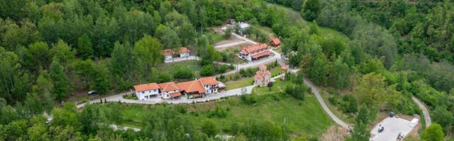KFOR izgradio novu kapiju za manastir Brnjak kod Zubinog Potoka