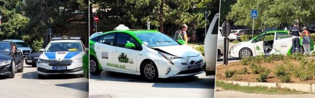 Karambol u Nišu: Sudar taksija i kombija na kružnom toku, vozila slupana (VIDEO)