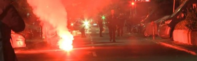 VIDEO: Kordoni policije sprečavaju desničare da se približe festivalu "Mirdita", prisutan i Miša Vacić
