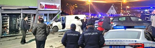 Maloletnik vozio bez dozvole, oglušio se na policijsku naredbu, pa kombijem polupao izloge: Drama u Novom Pazaru