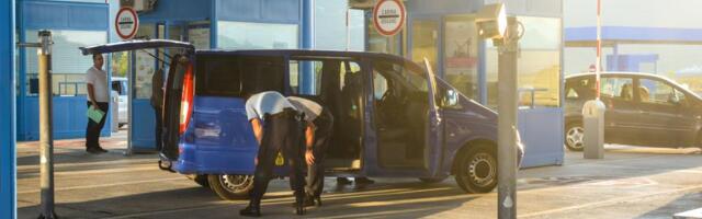 CARINI NA IZLAZU IZ SRBIJE PRIMETILI SUMNJIVI AUTOMOBIL Vozač nije ništa prijavio, odlučili da razgrnu stvari pa se prenerazili! Odmah usledila DRAMA (FOTO)