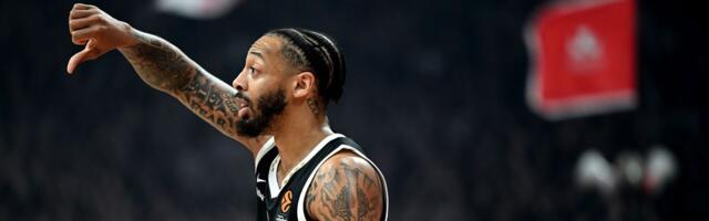 Pogodio uz faul i gomilu predmeta: Lud koš Karlika koji je rešio derbi, a onda su usledile nemile scene! /VIDEO/