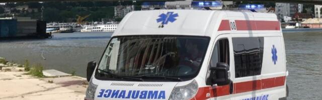 DRAMA U PROKUPLJU! Muškarac dva puta pokušao da skoči sa mosta, pa legao na prugu!