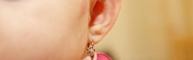 Bušenje ušiju bebama je rizično i opasno: Doktorka otkrila kad je bezbedno staviti minđuše detetu!