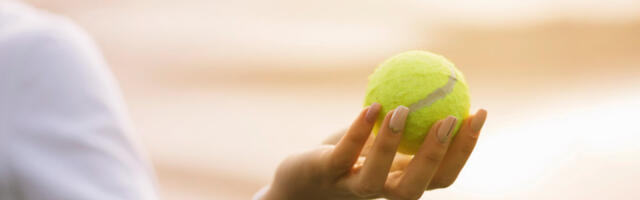 Trik iskusnih putnika: Spremate se za dug let? Evo zašto odmah treba da spakujete i lopticu za tenis