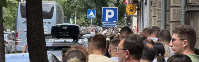 Bebe, deca, mladi i stari: Čitava Srbija stigla na poklonjenje Pojasu Presvete Bogorodice (VIDEO)