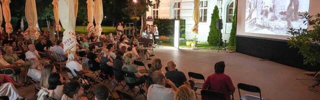 Nezaboravno veče u Gradskoj bašti: Francuski film i vrhunski sirevi privukli brojne posetioce