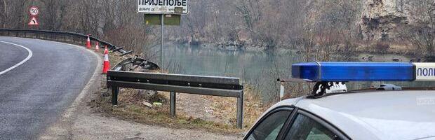 UŽAS NA PUTU KROZ KANJON LIMA: Automobil se survao sa magistrale u reku, samo se krov video iz vode, očevici otkrili šta se desilo sa vozačem