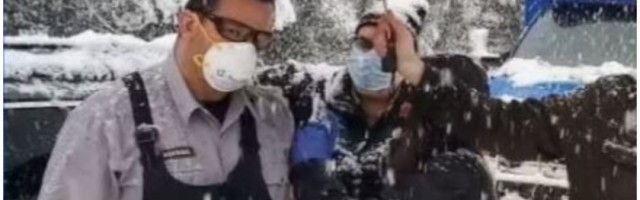 Tim lekara se zaglavio u snegu, pa vakcinisali vozače na putu