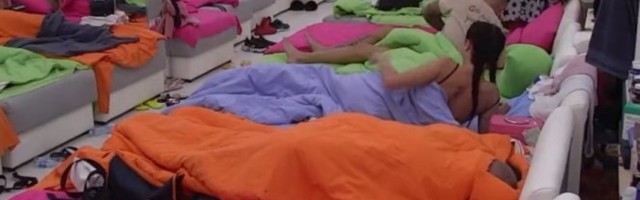 INTIMAN ODNOS PRED 50 LJUDI! Bez stida i sramote MALOLETNA MILICA I MENSUR RAZVALJUJU KREVET! /VIDEO/