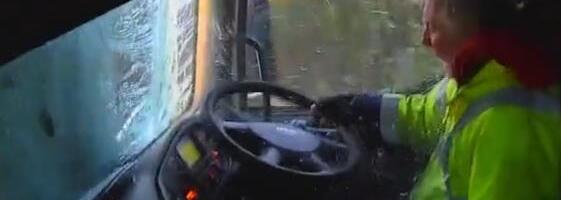 UZNEMIRUJUĆI SNIMAK NESREĆE! Vozač kamiona izazvao lančani sudar ZBOG JEDNE FATALNE GREŠKE: Njegova reakcija SVE POKAZALA - odmah mu ZABRANJENO da vozi! (VIDEO)