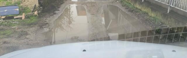 Čitaoci javljaju: U ulicu Mome Kapora, naselje Kovanluk, ni taksi neće da dođe zbog rupa