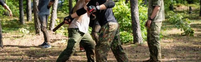 SPREMAJU SE ZA POLITIČKO NASILJE: Krenula regrutacija za "rasni rat", maskirani fanatici se obučavaju u tajnosti!