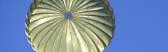 BALKAN U ŠOKU: Mladić padobranom skočio s solitera na automobil! Nećete verovati ZAŠTO je ovo uradio