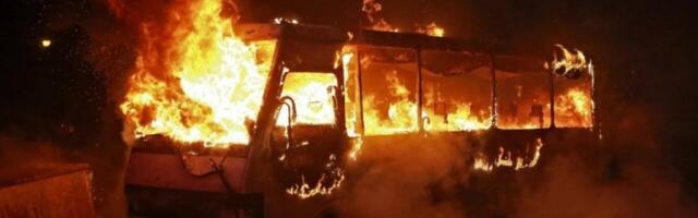 HOROR USRED NOĆI! Vatra PROGUTALA autobus pun putnika - IMA MRTVIH I POVREĐENIH! (VIDEO)