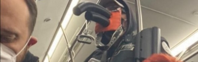 Svi gledaju u ludu masku iz gradskog prevoza  (FOTO)
