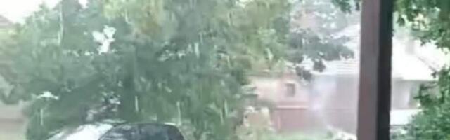 (VIDEO) Vozač „golfa“ iz Leskovca za dlaku izbegao nesreću u današnjem nevremenu