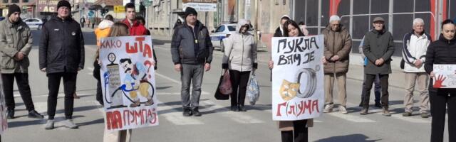 Kragujevčani na raskrsnici kod "Uzora" 23. put odali poštu žrtvama novosadske tragedije (FOTO)