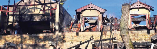 Из­го­ре­ла „Ма­ла го­сти­о­на” на Палићу