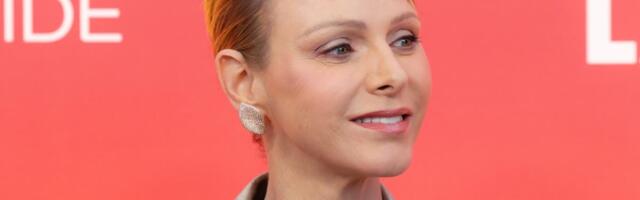 Princeza Šarlin u zlatu od glave do pete: Šik odelo mami poglede, atraktivno je i upadljivo, a tako prefinjeno!