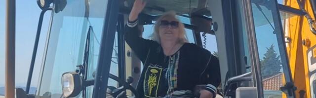 "Završavamo započeto" Zorica Marković posle problema sa srcem ispunjava svoj san, sela na bager i sve pokazala