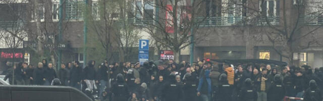"VRELO" ISPRED ARENE: Pogledajte korteo grobara pred derbi - reagovala i policija (VIDEO)
