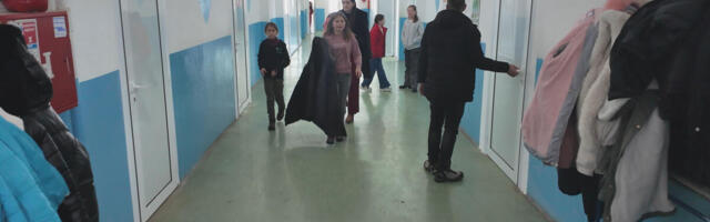 UČENIK PUCAO NA DRUGARA IZ RAZREDA, PA POBEGAO: Izvadio pištolj tokom časa i počeo da preti, detalji lede krv