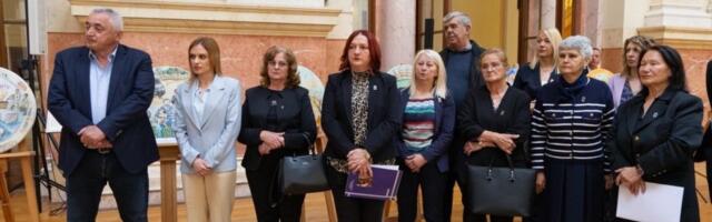 Đurđević otvorila izložbu "Sećanja": Srbija neće odustati od traganja za istinom