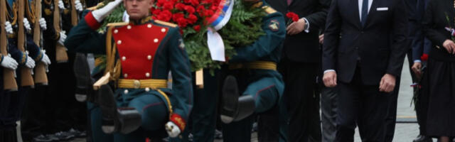 Фицо положио венац, следи сусрет са Путином