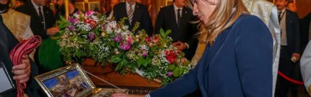 SAČUVAJ NAM SRBIJU, PRESVETA BOGORODICE, DA OSTANEMO DOSTOJNI PREDAKA: Ministarka Stamenkovski se pomolila pred pojasom Presvete Bogorodice