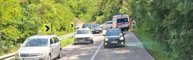 TEŽAK UDES NA IBARSKOJ MAGISTRALI: Sudarila se dva automobila, ima povređenih, put blokiran (FOTO)