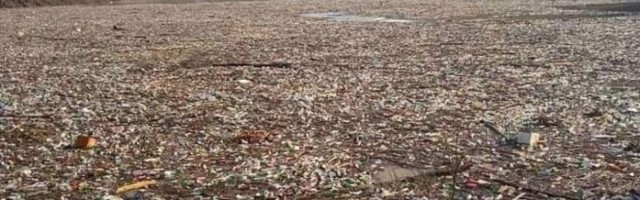 ZASTRAŠUJUĆI PRIZORI APOKALIPSE: Ekocid na reci Lim, PLUTAJUĆA DEPONIJA u Potpećkom jezeru, BACA SE SVE, PA ČAK I LIMENI KOVID SANDUCI/FOTO/