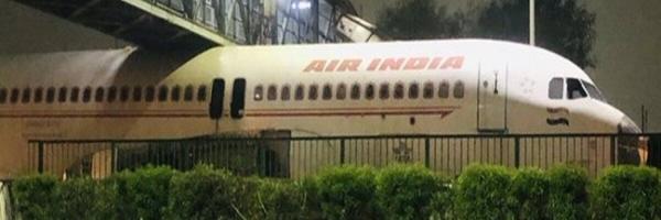 Putnički avion završio zaglavljen ispod nadvožnjaka u Indiji