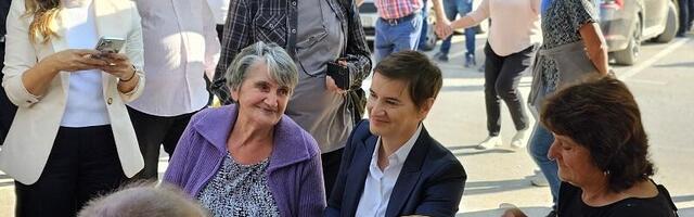 Slatko od divljih kablarskih jagoda i poziv na svadbu za predsednicu Vlade