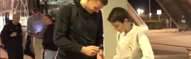 "Bolji je Partizan": Klinci nasmejali igrača Partizana (VIDEO)