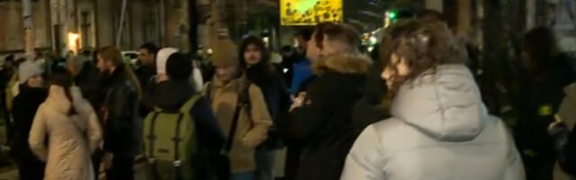 Studenti i građani ispred RTS-a nezadovoljni izveštavanjem o lokalnim izborima, saobraćaj obustavljen