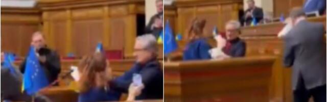 OPŠTI HAOS U VRHOVNOJ RADI, LETE UDARCI I PLAKATI: Poslanik napada koleginicu dok se peva himna Ukrajine, zahtev za smenu Sirskog izazvao pravi CIRKUS! (VIDEO)