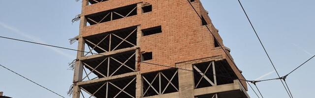 Skinut veliki reklamni pano Vojske Srbije sa zgrade Generalštaba