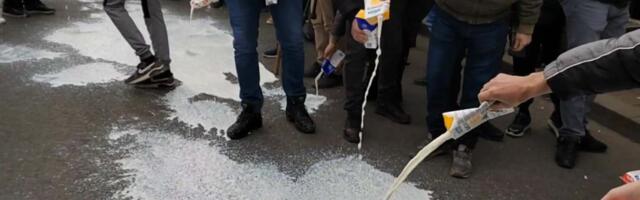 „Ostaje nam samo da prospemo mleko na ulicu i da krenemo u blokade“: Može li država da spreči prekomerni uvoz mleka ili višak treba da potroše građani?