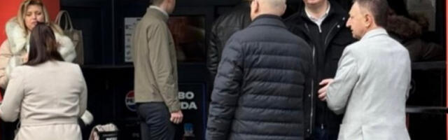 Погачар и блокадерска екипа прогањају људе по Новом Саду