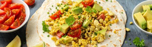 Proteinski doručak bez holesterola: Tofu kajgana sa biljnim sirom i povrćem